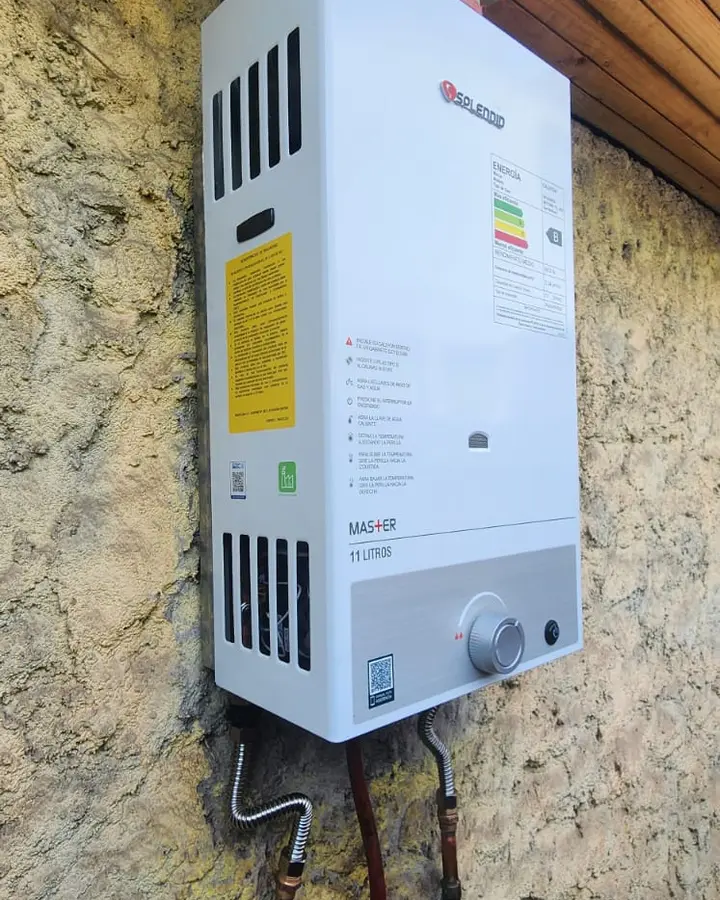 Técnico de Fugas Ñuble reparando instalación de gasfitería