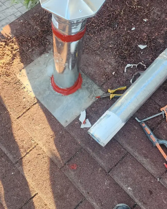 Técnico revisando instalación de gas para certificación SEC