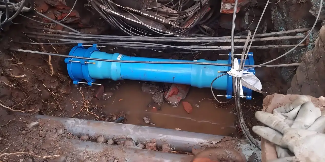 Técnico de Fugas Ñuble reparando una matriz de agua con manguito de reparación